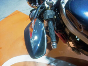 ガンマのミラーに映るガソリンスタンド