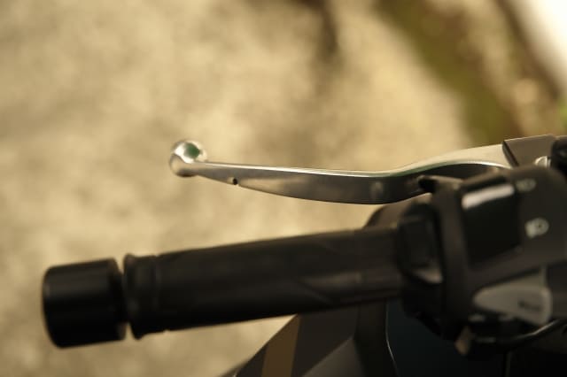 バイクのハンドルとブレーキ