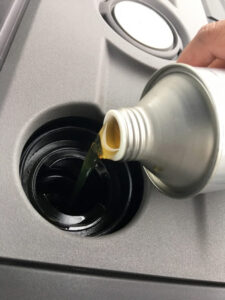 バイクに新しいエンジンオイルを入れる