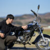 跪いてバイクに手を添える男性　　ブログ記事「I【RS4 125】　リアスプロケ歯数変更（やめて、その整備方法は危険！やってはいけないこと３選」のアイキャッチ