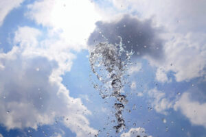 青空に飛び散る水滴