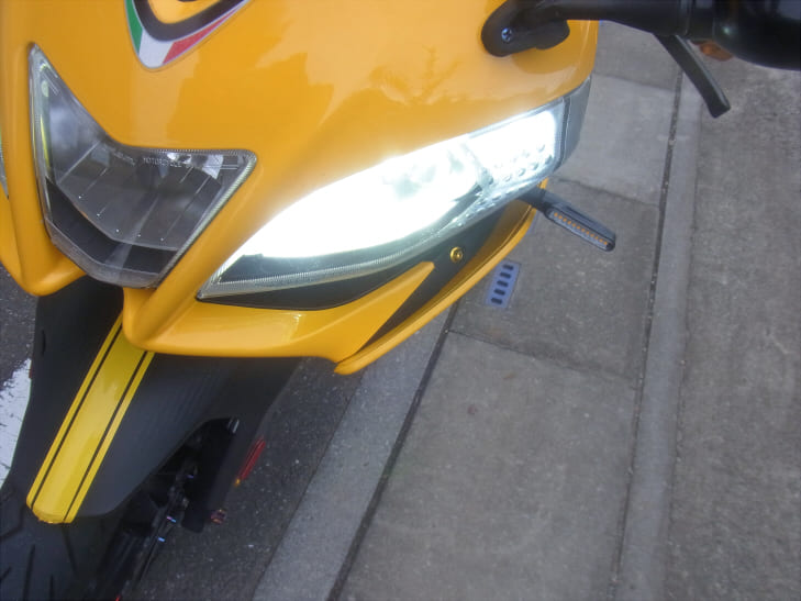 ライトが点灯したRS4 125の正面写真　ブログ記事「【RS4 125】原付2種なのに・・・」のアイキャッチ