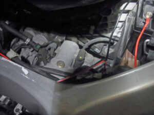 RS4 125のタンクと連結されている両側のサイドカバーを外したところ
